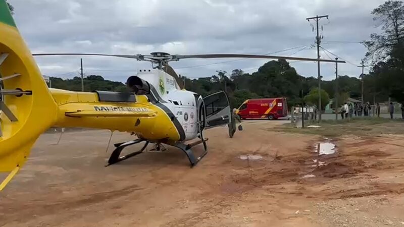 Motociclista é socorrido de helicóptero após acidente na Estrada da Ribeira