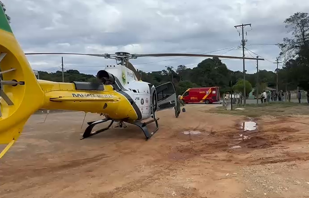 Motociclista é socorrido de helicóptero após acidente na Estrada da Ribeira