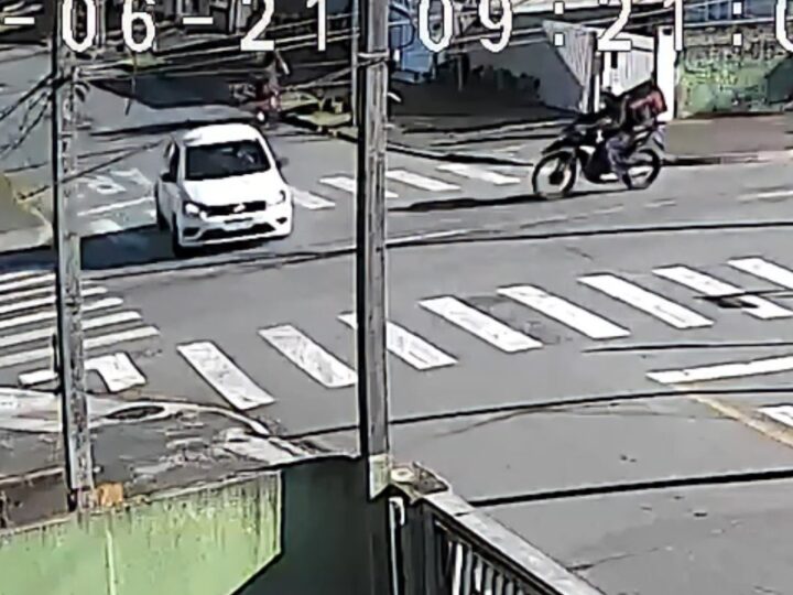 Motociclista fica gravemente ferido em colisão na RMC; câmera registrou a colisão
