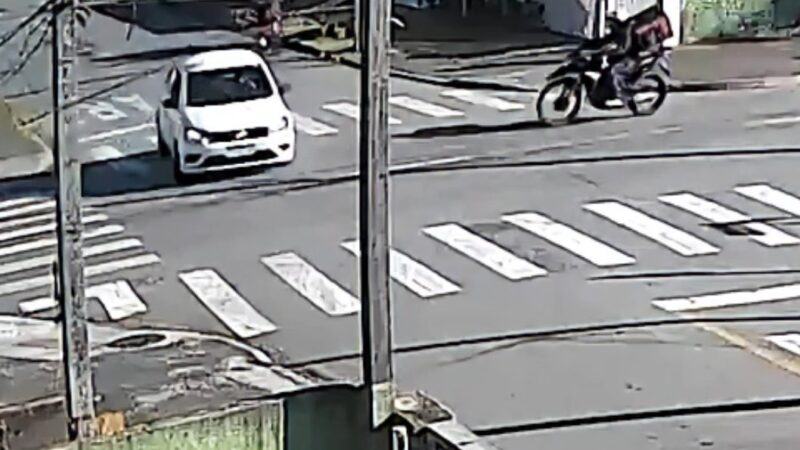 Motociclista fica gravemente ferido em colisão na RMC; câmera registrou a colisão