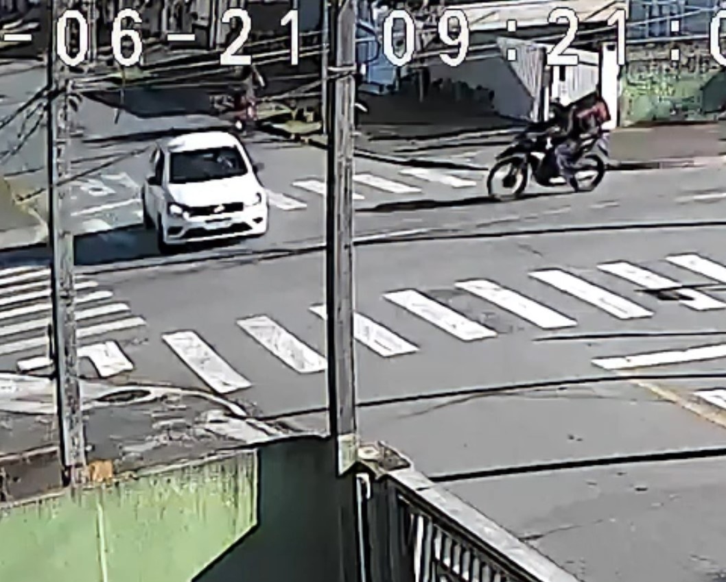 Motociclista fica gravemente ferido em colisão na RMC; câmera registrou a colisão
