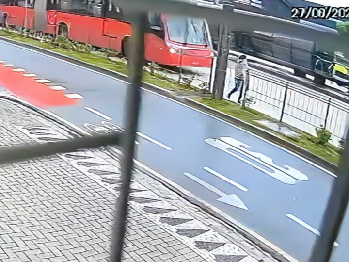 Mulher é socorrida em estado gravíssimo após atropelamento na canaleta do expresso em Curitiba
