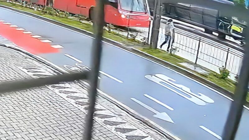 Mulher é socorrida em estado gravíssimo após atropelamento na canaleta do expresso em Curitiba