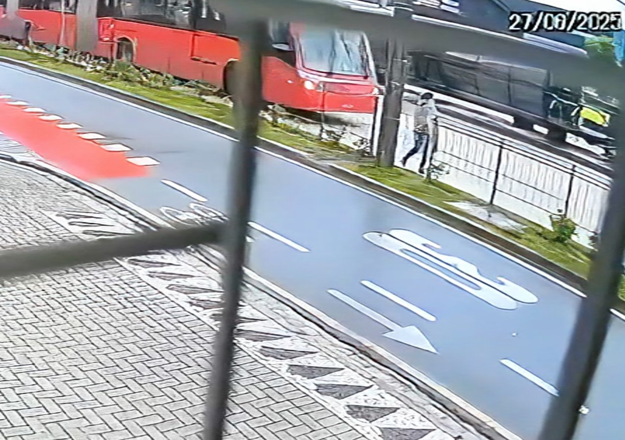Mulher é socorrida em estado gravíssimo após atropelamento na canaleta do expresso em Curitiba
