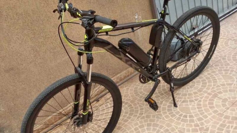 Jovem se desespera ao ter bicicleta elétrica furtada em frente a shopping de Curitiba