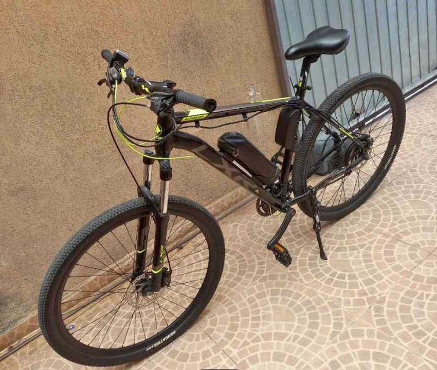 Jovem se desespera ao ter bicicleta elétrica furtada em frente a shopping de Curitiba
