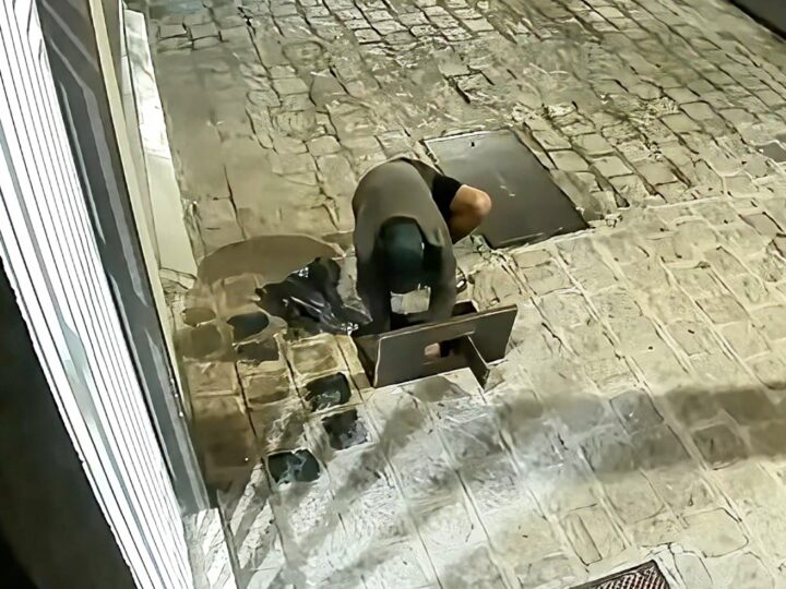 Câmera flagra indivíduo furtando relógios de água no Centro de Curitiba