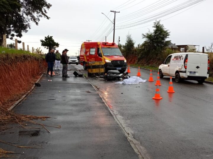 Motociclista bate em placa de sinalização, sofre queda e perde a vida atropelado por caminhão