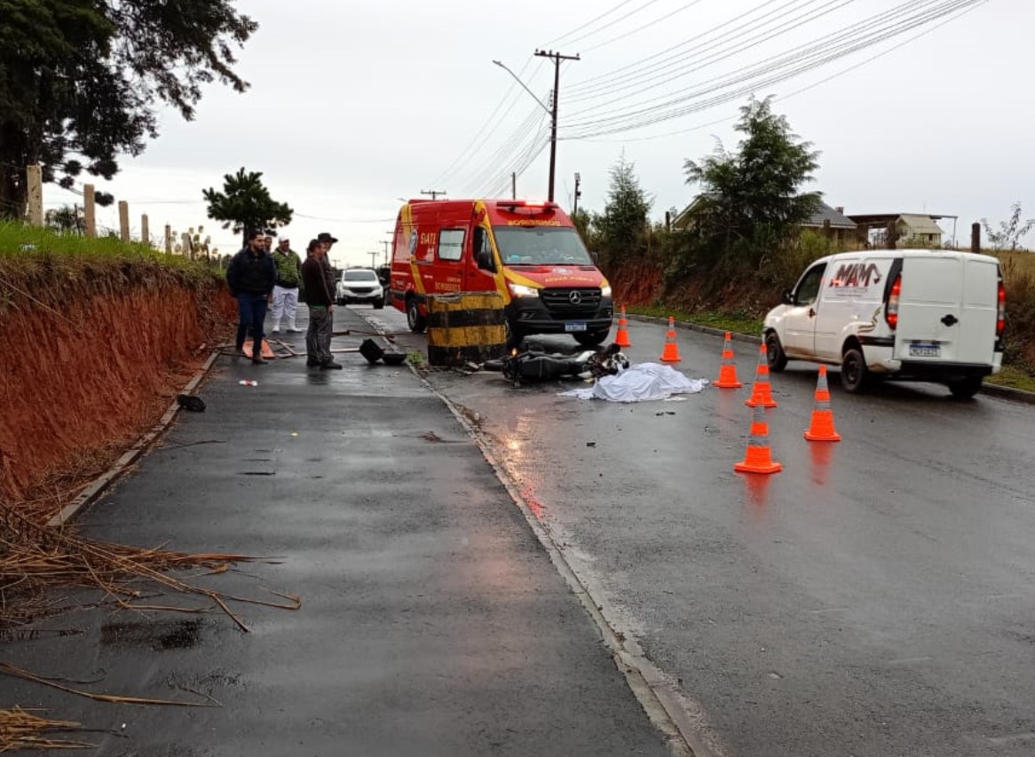 Motociclista bate em placa de sinalização, sofre queda e perde a vida atropelado por caminhão