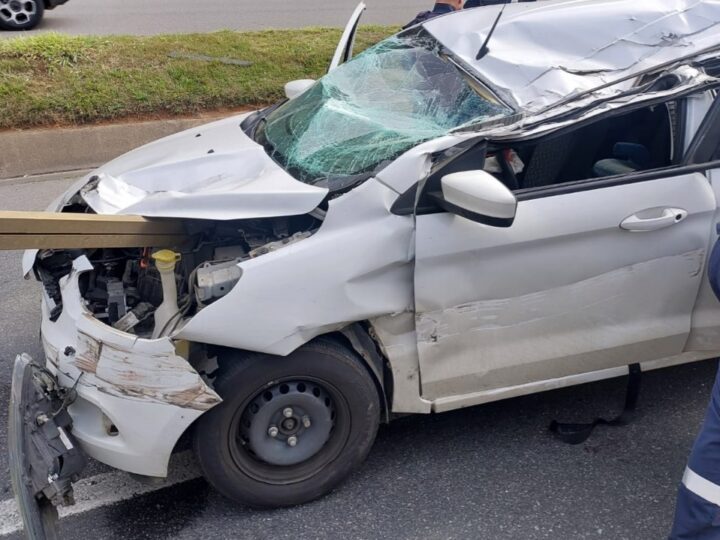 Carro entra embaixo de caminhão na BR-376 e motorista sofre ferimentos graves