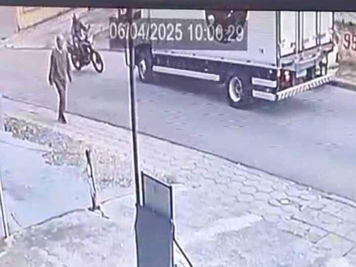 Câmera registra colisão frontal de motociclista com caminhão em Colombo