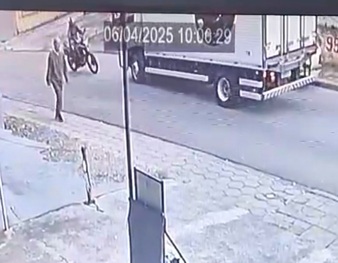 Câmera registra colisão frontal de motociclista com caminhão em Colombo