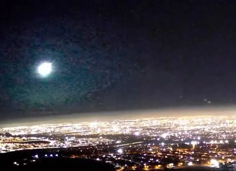 Bólido Ilumina o Céu de Brasília com Explosão Espetacular; Vídeo Impressiona