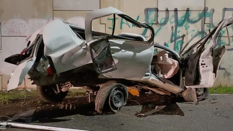 Carro fica destruído e motorista morre após batida contra canaleta na BR-277
