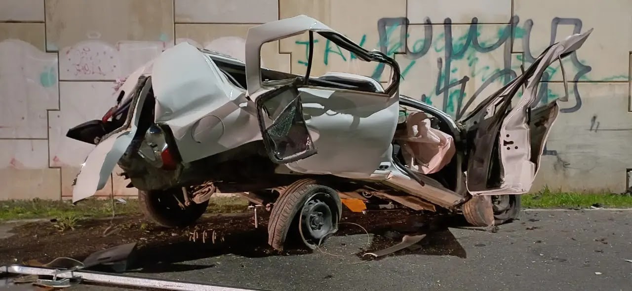 Carro fica destruído e motorista morre após batida contra canaleta na BR-277