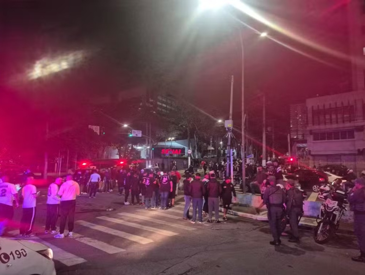 Torcedores organizados invadem o Corinthians e trancam portões: “Fechado por má administração”