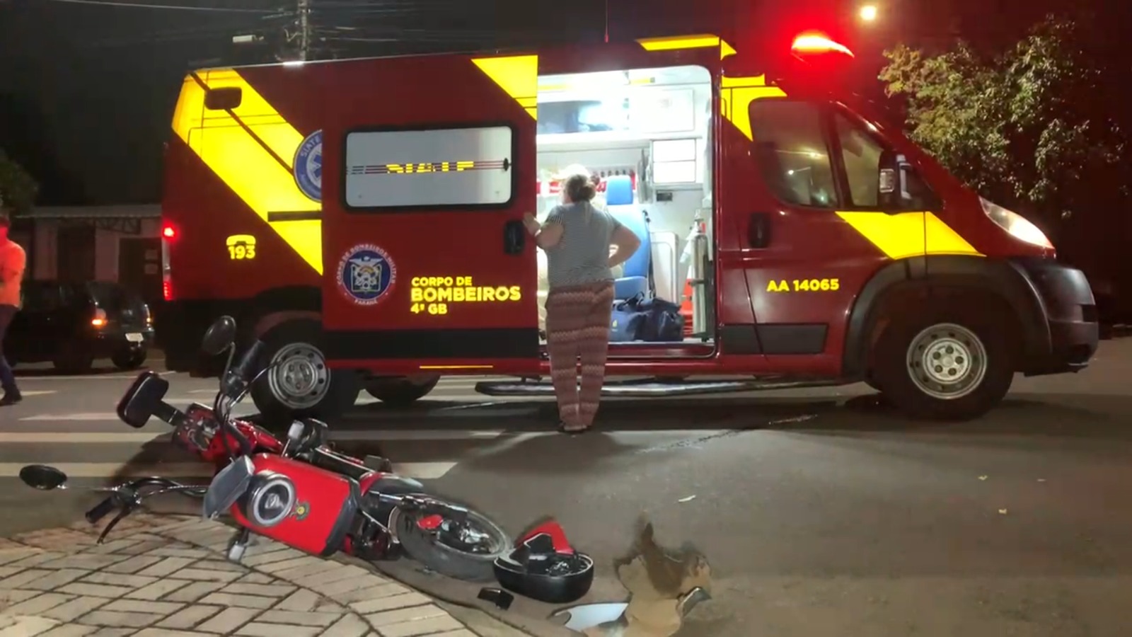 Jovem fica ferida após colisão entre moto elétrica e carro no bairro Guarujá, em Cascavel