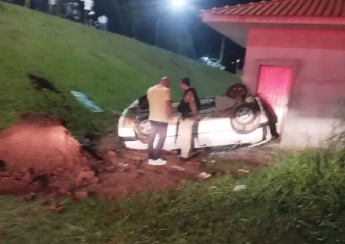 Capotamento deixa três pessoas gravemente feridas em Jandaia do Sul