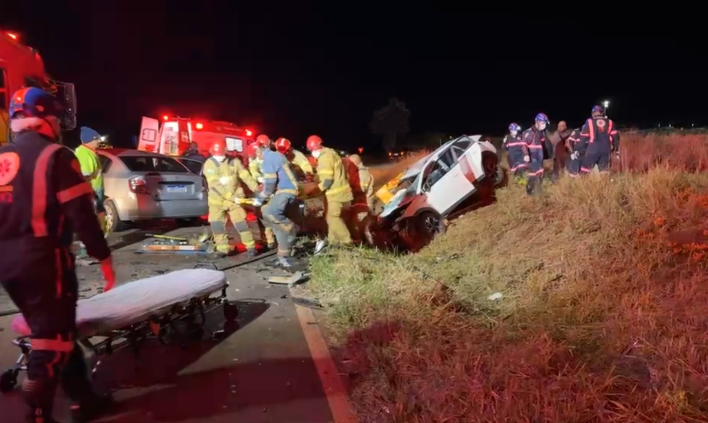 Grave colisão frontal deixa uma vítima fatal e duas em estado grave na BR-369, em Campo Mourão