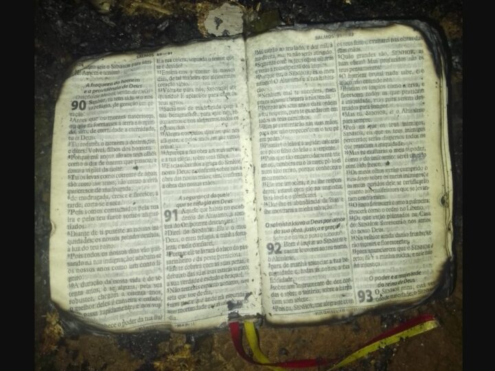 Bíblia é encontrada intacta em escombros de incêndio em Cascavel; Família pede doações