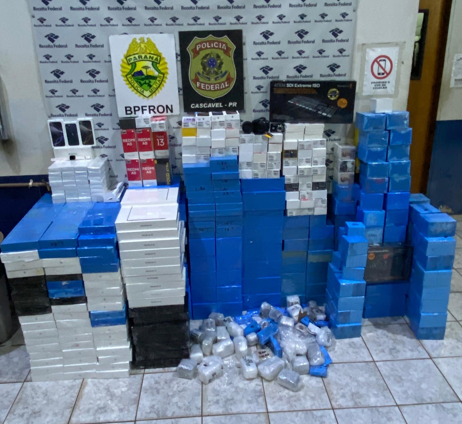 BPFRON e Polícia Federal apreendem carga milionária de eletrônicos e prendem motorista em Santa Tereza do Oeste