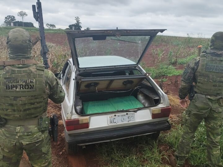 BPFRON e PF apreendem veículo com 250 pacotes de cigarros contrabandeados em Guaíra