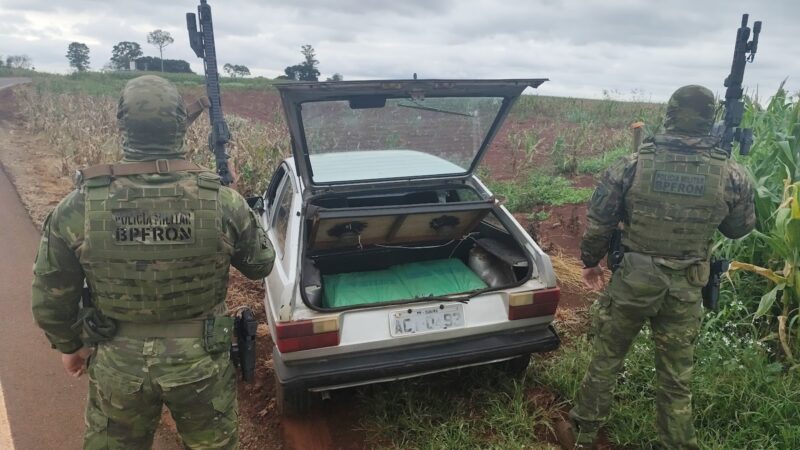 BPFRON e PF apreendem veículo com 250 pacotes de cigarros contrabandeados em Guaíra