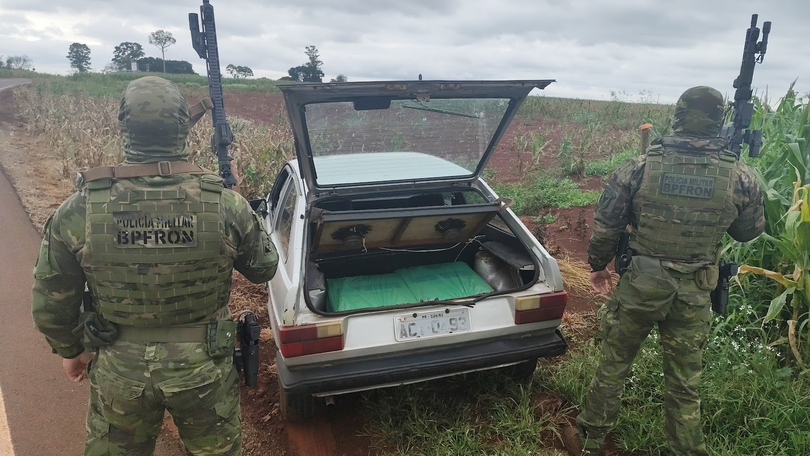 BPFRON e PF apreendem veículo com 250 pacotes de cigarros contrabandeados em Guaíra