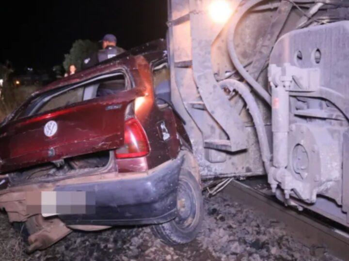 Carro é arrastado por trem em colisão na Vila Borato, em Ponta Grossa