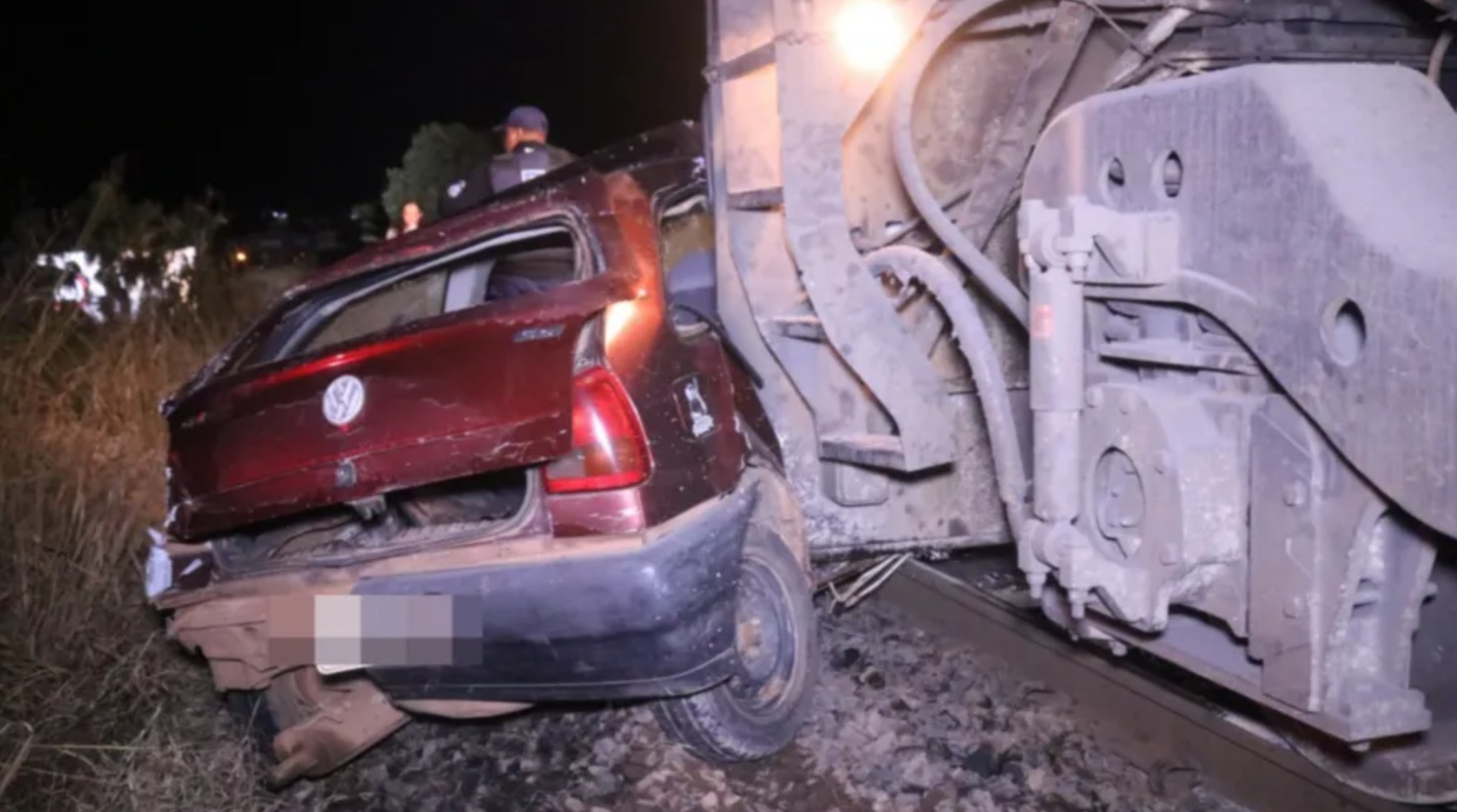 Carro é arrastado por trem em colisão na Vila Borato, em Ponta Grossa
