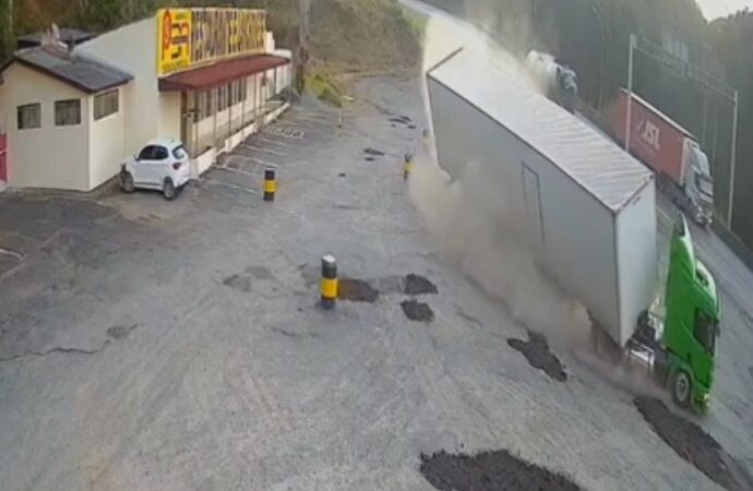 Motorista faz manobra arriscada e tomba caminhão para evitar tragédia na BR-116, em Campina Grande do Sul