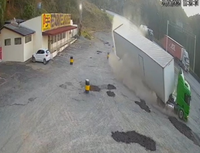 Motorista faz manobra arriscada e tomba caminhão para evitar tragédia na BR-116, em Campina Grande do Sul