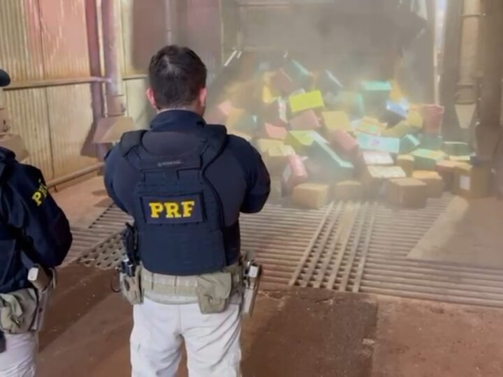 PRF apreende mais de 17 toneladas de maconha escondidas em carga de milho no oeste do Paraná