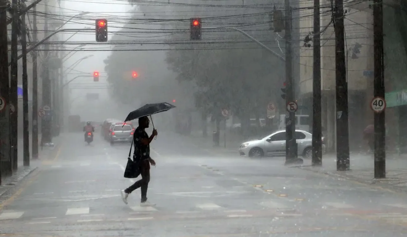 Alerta no Paraná: Semana começa com temporal, frio extremo e risco de geada