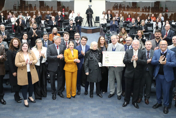 Reconhecimento Jurídico: Clèmerson Merlin Clève Recebe Título de Cidadão Benemérito do Paraná