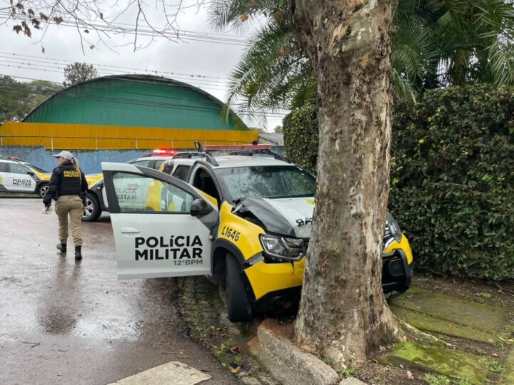 Viatura da PM se Acidenta em Curitiba ao Desviar de Criança; Policial Fica Ferida
