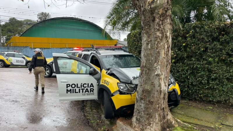 Viatura da PM se Acidenta em Curitiba ao Desviar de Criança; Policial Fica Ferida