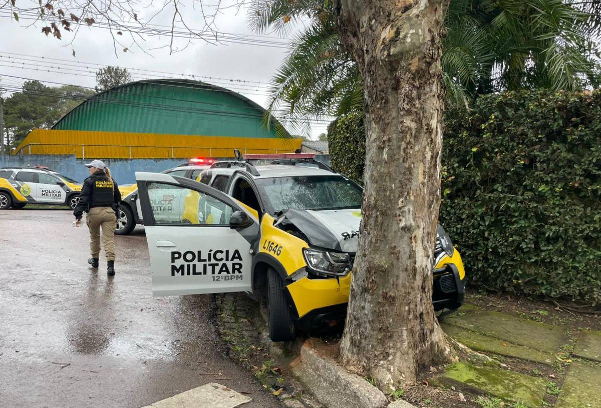 Viatura da PM se Acidenta em Curitiba ao Desviar de Criança; Policial Fica Ferida