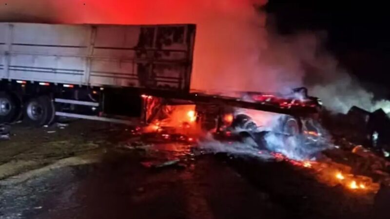 Tragédia na BR-381: Casal de Colombo e Motorista Capixaba Morrem Carbonizados em Colisão de Carretas