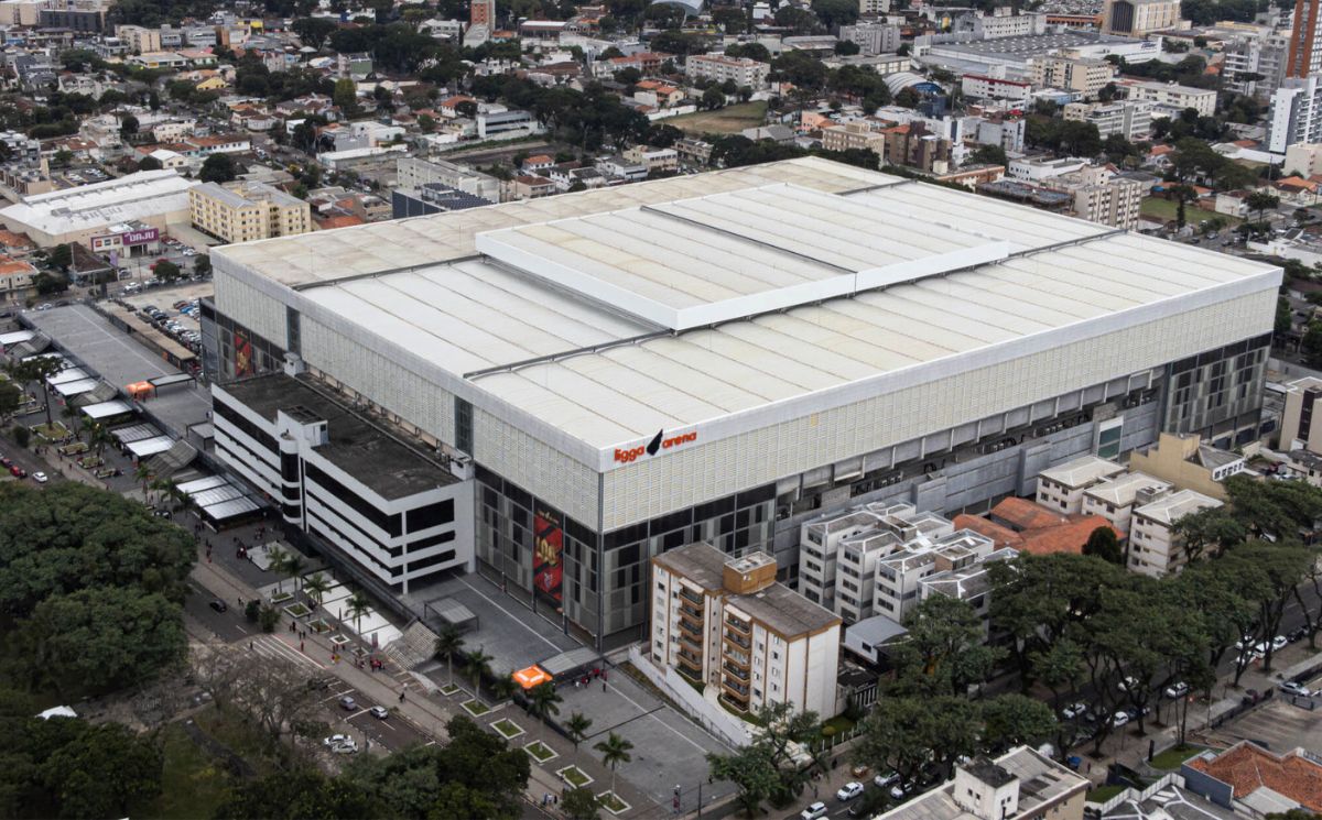 Chuva Torrencial Expõe Falhas no Teto Retrátil da Arena da Baixada Durante Derrota do Athletico