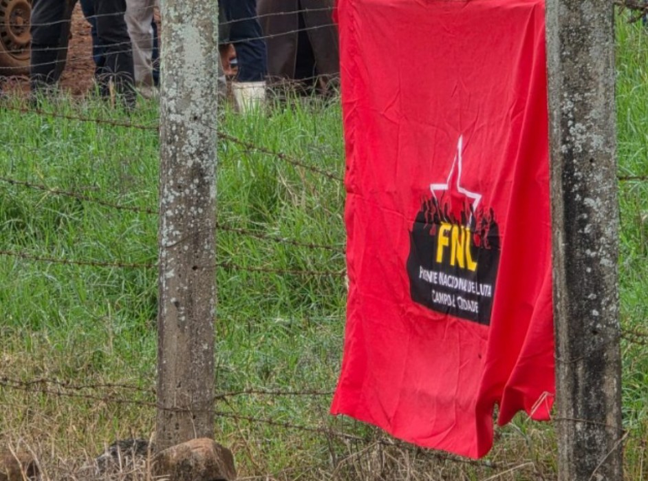 Bandeira da Frente Nacional de Luta Campo e Cidade - FNL, responsável pela ocupação da fazenda entre Quedas do Iguaçu e Espigão Alto do Iguaçu (Foto: Divulgação)