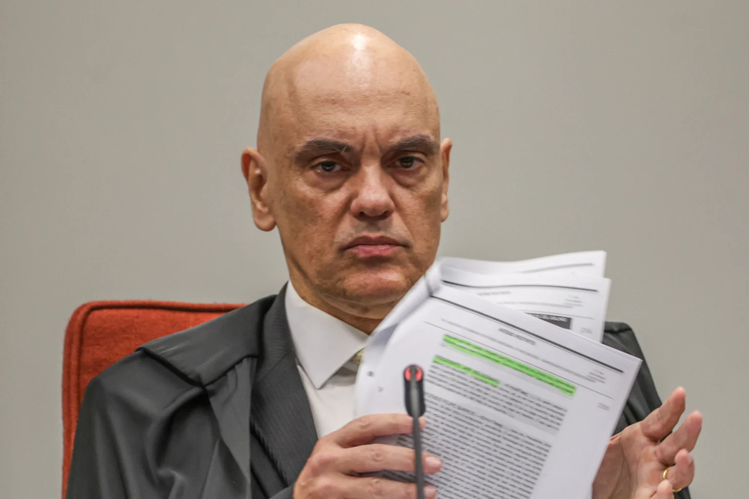 Mecânico filmado sentado em cadeira do STF pode pegar 17 anos por atos de 8 de janeiro
