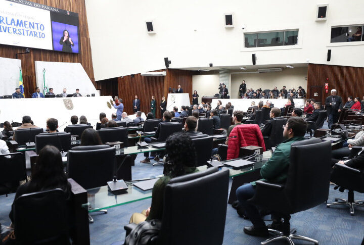 Parlamento Universitário do Paraná Capacita Futuros Líderes com Treinamento Intensivo