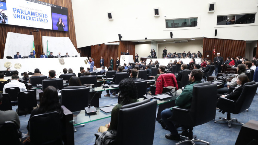 Parlamento Universitário do Paraná Capacita Futuros Líderes com Treinamento Intensivo