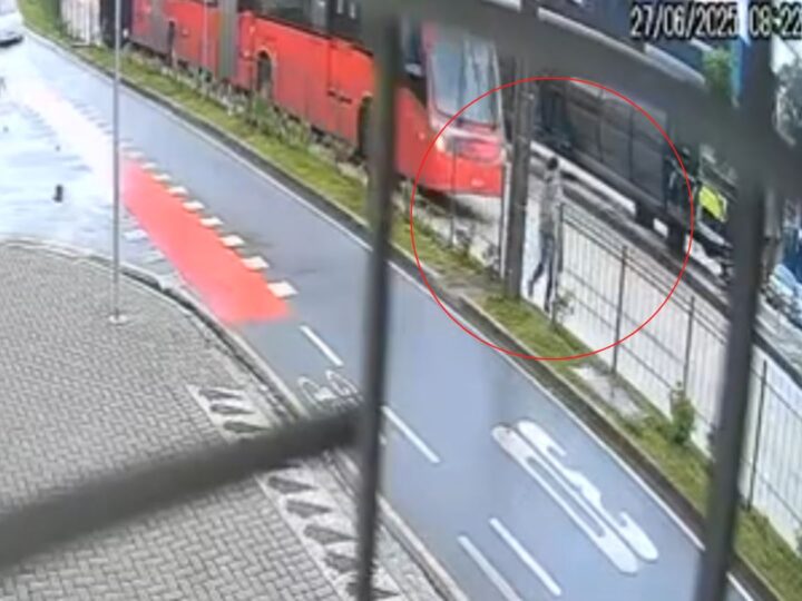 Mulher é gravemente ferida após ser atropelada por biarticulado em Curitiba; vídeo registra o momento