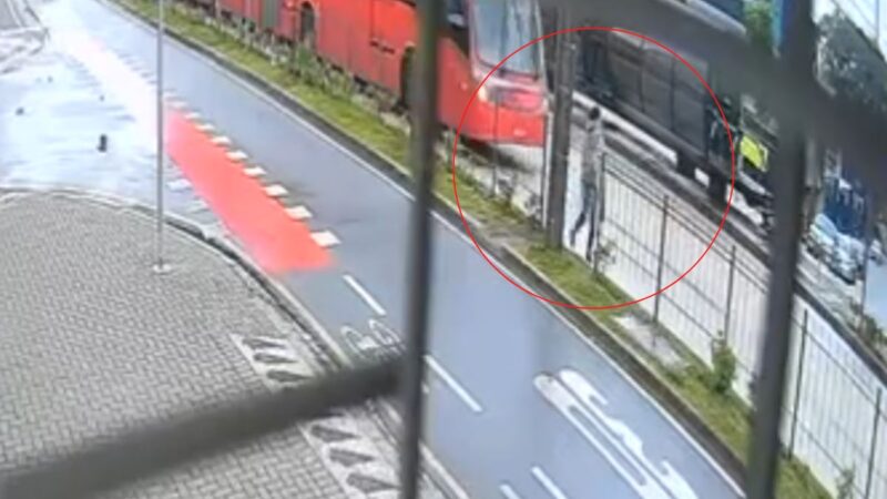 Mulher é gravemente ferida após ser atropelada por biarticulado em Curitiba; vídeo registra o momento