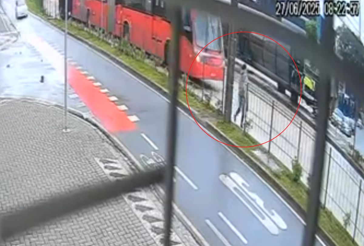 Mulher é gravemente ferida após ser atropelada por biarticulado em Curitiba; vídeo registra o momento