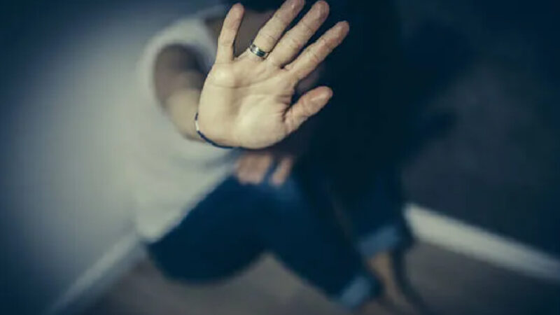 Mulher Mantida em Cárcere Privado Escapa ao Simular Mal-Estar Após Agressões com Chicote no Paraná