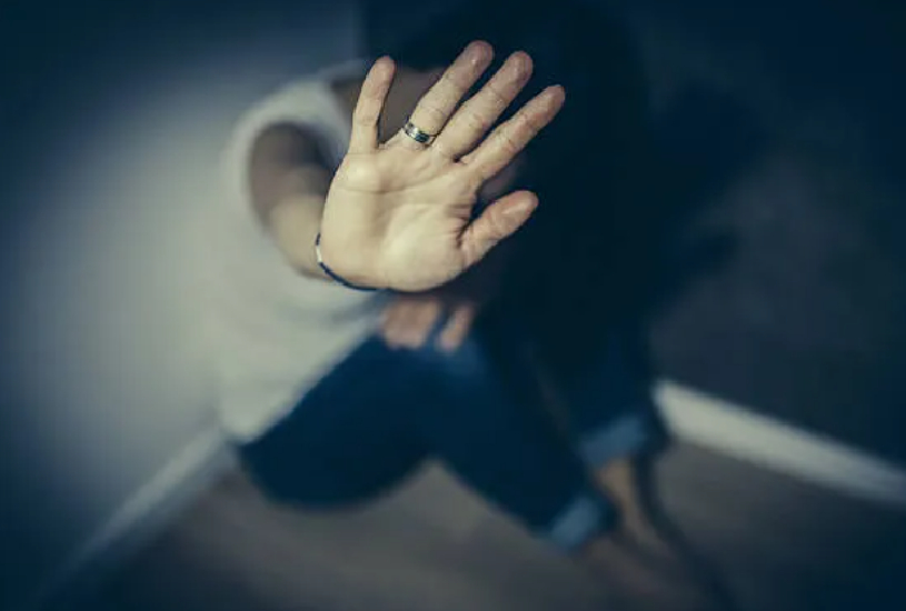 Mulher Mantida em Cárcere Privado Escapa ao Simular Mal-Estar Após Agressões com Chicote no Paraná