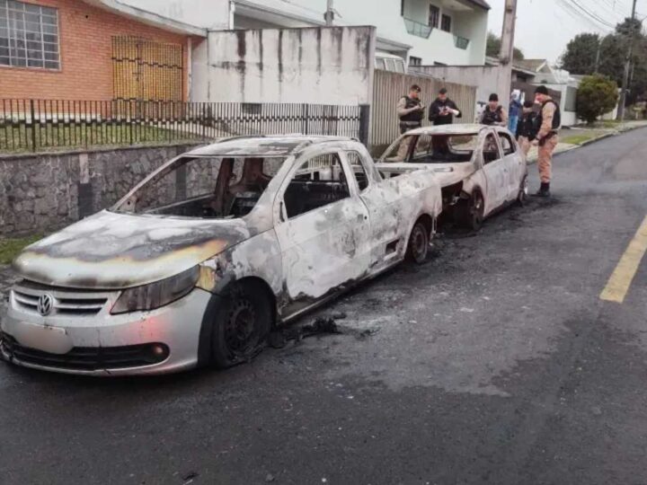 Ataque de Fúria em Curitiba: Mulher Incendeia Carros do Namorado Após Agressões em Bar